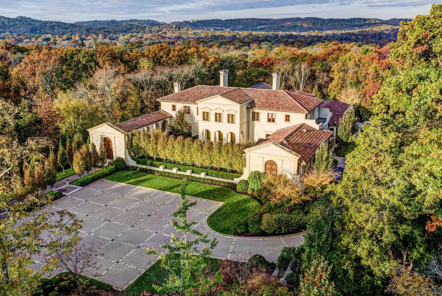 Bella Vista: A Sumptuous Retreat Above Nashville